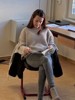 GBZ-Mitarbeiterin Eileen Jerichow las in der Grundschule Geschwister Scholl in Perleberg am Vorlesetag aus dem Buch „Der Krokodildieb“. Foto: Bernd Atzenroth / Landkreis Prignitz