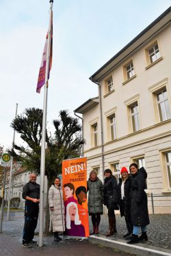 Nun weht die Fahne „Nein zu Gewalt gegen Frauen“. Foto: Bernd Atzenroth / Landkreis Prignitz