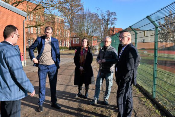 Rundgang auf dem Gelände. Foto: Bernd Atzenroth / Landkreis Prignitz