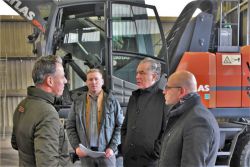 Landrat Christian Müller (vorne l.) und der Europa-AbgeordneteChristian Ehler (M.) ließen sich von Christian Fenske (2.v.r.) und Adrean Beckmann (r.) durch das Gelände führen. Foto: Bernd Atzenroth / Landkreis Prignitz