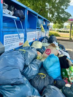 Übervoller Altkleidercontainer - Foto: LK Prignitz