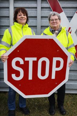 Grit Weber und Rosemarie Rexin von der Kreisverkehrswacht (v.l.n.r). Foto: Landkreis Prignitz / Gina Werthe