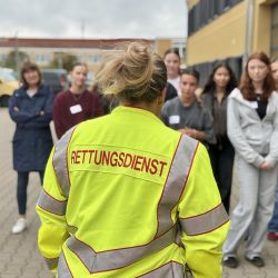 Im Rahmen der Betriebserkundungstour durch die Kreisverwaltung informierten sich die Jugendlichen auch über die Ausbildung als Notfallsanitäter beim Rettungsdienst des Landkreises Prignitz.