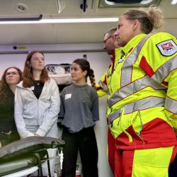Im Rahmen der Betriebserkundungstour durch die Kreisverwaltung informierten sich die Jugendlichen auch über die Ausbildung als Notfallsanitäter beim Rettungsdienst des Landkreises Prignitz.