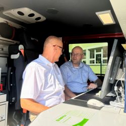 Auch Landrat Christian Müller (r.) und Bürgermeister Dr. Ronald Thiel ließen es sich nicht nehmen, einen Blick in das Innere des neuen Einsatzfahrzeuges zu werfen. 