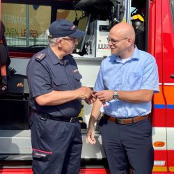Landrat Christian Müller (r.) übergibt den Fahrzeugschlüssel an Ortswehrführer Adrian Zechser