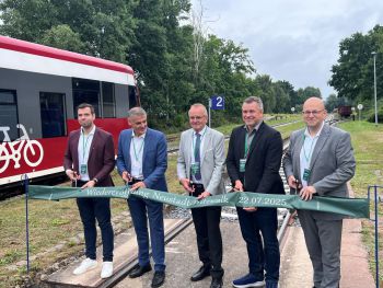 Bei der offiziellen Übergabe (v.l.n.r.): Silvio Künkel von DB Netz AG Region Ost, Ralf Böhme, Geschäftsführer Regio Infra Gesellschaft mbH, Detlef Tabbert, Verkehrsminister von Brandenburg, Ralf Reinhardt, Landrat Ostprignitz-Ruppin, Prignitzer Landrat Christian Müller.  