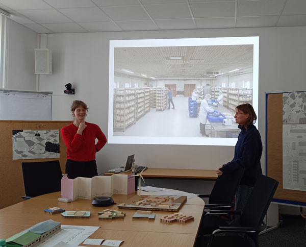 Mara Oppermann (l.) und Lea Beck stellten ihr Konzept der „Transfarmation“ in der Kreisverwaltung vor. / Foto: Landkreis Prignitz/Gordon Thalmann