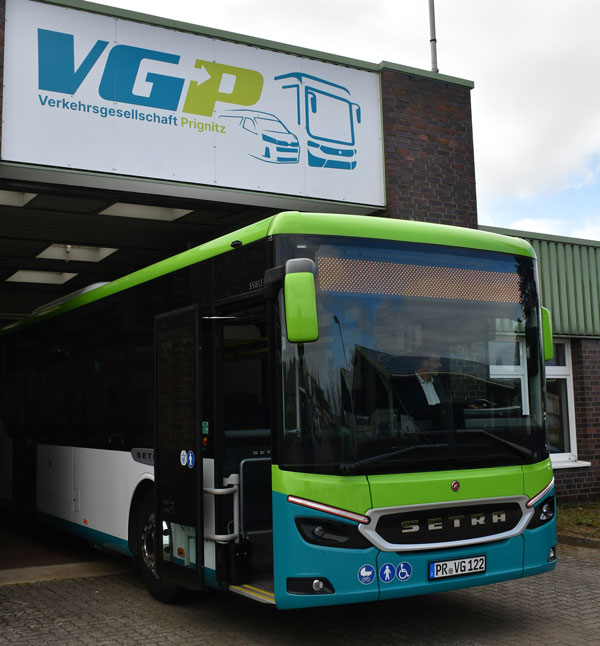 Die ersten neuen Busse sind am Betriebbshof der VGP in Weisen eingetroffen. VGP-Geschäftsführer Tobias Heuer setze sich kurzerhand hinter das Steuer eines Busses. Foto: Bernd Atzenroth / Landkreis Prignitz