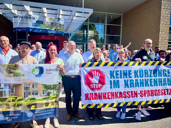 Landrat Christian Müller (vorn 4.v.l.) unterstützte die Belegschaft des Kreiskrankenhauses Prignitz in ihrem Protest gegen die geplanten Kürzungen. Foto: Hanno Taufenbach / Landkreis Prignitz