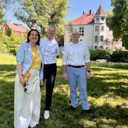 (v.l.n.r.) Ministerin Dr. Manja Schüle, Eigentümer Lutz Lange und Landrat Christian Müller. (Foto: LK Prignitz, Gina Werthe)