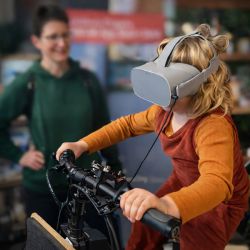 Hoch aufs Rad und ab durch die Prignitz: Der Tourismusverband Prignitz setzte in diesem Jahr beim Prignitz-Tag auf VR-Brille und Gewinnspiel, um die Aufmerksamkeit der Besucher zu erlangen.- Foto: Landkreis Prignitz / Gina Werthe