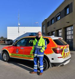 Lutz Dieckmann in Einsatzkleidung vor seinem Dienstfahrzeug: Nach fast 34 Jahren geht der Ärztliche Leiter Rettungsdienst und Leitende Notarzt nun in den wohlverdienten Ruhestand. Foto: Bernd Atzenroth