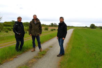 Auf dem Deich bei Lenzen (v.l.n.r.): Lysann Jacob vom Landesamt für Umwelt, Marc Frankowiak, Sachbereichsleiter Umwelt beim Landkreis Prignitz, und Jan-Henrik Grabbert vom MLEUV Brandenburg. Foto: Bernd Atzenroth / Landkreis Prignitz
