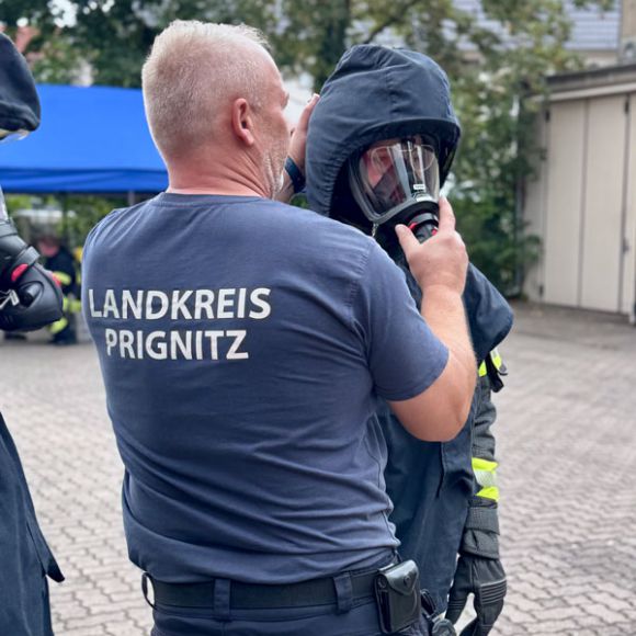 Unterstützung beim Training geben auch die Kolleginnen und Kollegen vom Brand- und Katastrophenschutz des Landkreises Prignitz.  / Foto: Landkreis Prignitz/ Gina Werthe