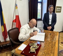 Landrat Christian Müller (l.) hinterlässt eine Grußbotschaft für den Präsidenten Ion Dumitrel (r.) und den Partnerkreis Alba.  Fotonachweis: Landkreis Prignitz / Natalie Ellenrieder
