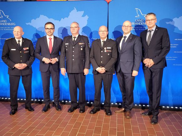 v.l.n.r.: Kreisbrandmeister Christian Reisinger, Innenminister Dr. Jan Redmann, Hartmut Peters, Marko Köpke, Landrat Christian Müller, Leiter des Brand- und Katastrophenschutzes Marcus Bethmann 