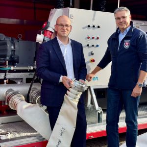 Gerüstet für den Ernstfall: Landrat Christian Müller und Marcus Bethmann präsentieren die neue Hochleistungspumpe für den Brand- und Katastrophenschutz des Landkreises Prignitz. Fotonachweis: Landkreis Prignitz / Gina Werthe