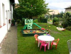 Der Garten mit Rasenfläche und Spielgeräten.