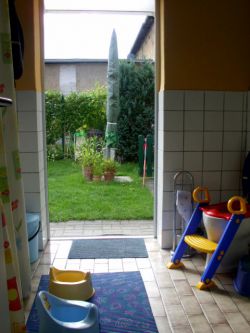 Sanitärbereich mit Blick in den Garten