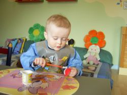 im Spielzimmer - Schulung der Feinmotorik