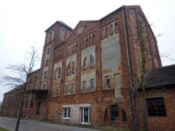 Speichergebäude und Silo (Straßenansicht) - (Foto: LK Prignitz)