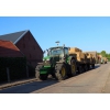 Traktoren mit Strohballen zur Deichverstärkung rollen an (Bälow - 07.06.2013)