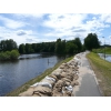 Deich in Weisen Richtung Waldhaus und Wittenberge - rechts: Qualmwasser (16.06.2013)