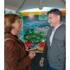 Die rumänische Botschafterin in Deutschland, Adriana-Loreta Stănescu, begrüßt hier in Perleberg Ion Dumitrel, Präsident der Region Alba. Foto: Bernd Atzenroth / Landkreis Prignitz