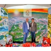 Landrat Christian Müller und der Präsident der Region Alba, Ion Dumitrel, trafen sich im touristischen Stand des Partnerkreises auf dem Brandenburg-Tag in Perleberg. Foto: Bernd Atzenroth / Landkreis Prignitz