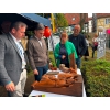 Gordon Thalmann, Leiter des Sachbereichs Denkmalschutz, zeigt der rumänischen Delegation um Ion Dumitrel hier die Exponate, die auf dem Brandenburg-Tag im Innenhof des Knaggenhauses zu sehen waren. Foto: Bernd Atzenroth / Landkreis Prignitz