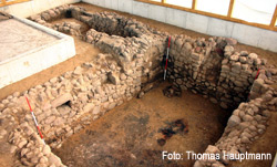 Der freigelegte Feldsteinkeller eines Freyensteiner Hauses ist im Schutzbau des Archäologischen Parkes zu besichtigen. Foto: Thomas Hauptmann