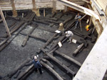 Freigelegte Holzkonstruktion des jüngeren slawischen Burgwalles (um 980) in etwa 7m Tiefe. Quelle: Archäologie Manufaktur GmbH