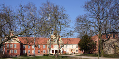 Schloss Meyenburg und der sogen. Hungerturm (Blick von Süden), Foto: Thomas Hauptmann