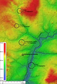 Die auffällige Lage des „Königsgrabes“ und der Hügelgräberfelder (Kreise) in der näheren Umgebung geben Hinweise auf frühe Raumordnung, Geobasisrohdaten: © GeoBasis-DE/LGB 2013, DGM: R. Hesse, archäol. Interpretation und Grafikentwurf: J. May, Grafik: R. Hesse und K. Richter, uDB/LK Prignitz