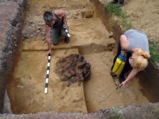 Ausgrabung und Dokumentation einer Steingrube – sie enthielt 277 kg Steine (Foto: J. May)