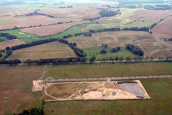 Das während der Ausgrabung aufgenommene Luftbild zeigt den Blick vom östlichen Teil des Schlachtfeldes am Scharfenberg über den Fundort hinweg zur Niederung der Dosse (Foto: J.Wacker, BLDAM).