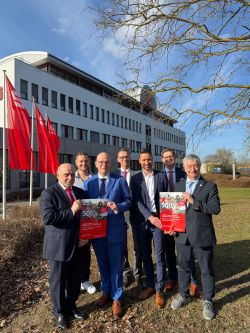 Von links nach rechts: die Kuratoriumsmitglieder Harald Pohle und Benjamin Stech, der Kuratoriumsvorsitzende Landrat Christian Müller, der Stellvertretende Kuratoriumsvorsitzende Markus Volke, das Mitglied des Stiftungsvorstands Christian Globke, der Vorsitzende Stiftungsvorstand Frank Nauruhn und das Kuratoriumsmitglied Bernd Polte. Foto: Sparkasse Prignitz