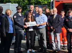Bei der Übergabe der Ausrüstung für den Katastrophenschutz-Leuchturm unter anderem dabei (vordere Reihe v.l.n.r.): Katja Schröder, Marc Histermann, Katrin Lange, hinter ihr Marcus Bethmann, dann Christian Müller, Lutz-Thomas Dieckmann, Christian Reisinger sowie hinter Katrin Lange zu sehen Marcus Bethmann. Foto: Landkreis Prignitz